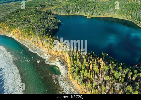 Vue aérienne de la rivière et lac Ketoy Anoy, Sibérie, Russie. Octobre 2010. Banque D'Images