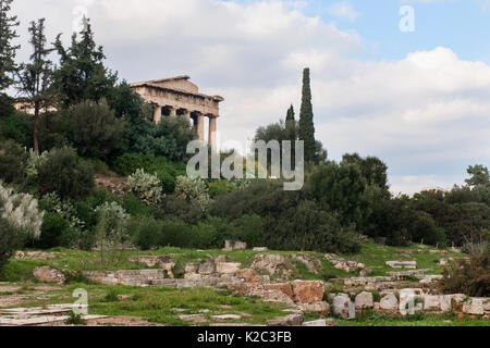 Le Temple d'Héphaïstos entouré de cyprès (Cupressus sempervirens), l'olivier (Olea europaea) et de figuiers de Barbarie (Opuntia ficus-indica ). Région de l'Attique, Athènes, Grèce, en janvier 2011. Banque D'Images