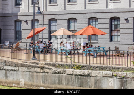 Famille de manger le déjeuner dans un restaurant à l'extérieur, Canal Walk, Richmond, VA - août 2017. Banque D'Images