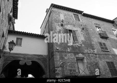 Les vieilles maisons, les bâtiments et les rues dans la paisible ville d'Orvieto, Ombrie, Italie. Maisons en pierre, avec de vieux caractère médiéval et l'apparence Banque D'Images