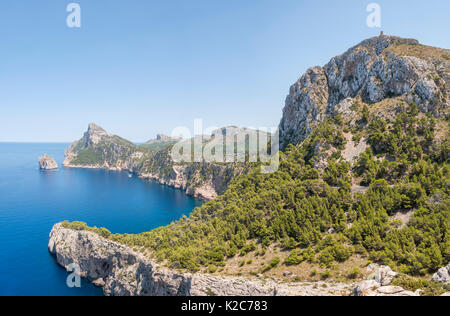 Panorama de la péninsule de la mer et les montagnes. Cap de Formentor est un endroit spectaculaire, situé sur le point le plus au nord de l'île de Majorque dans Balaeric Banque D'Images