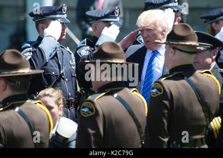 Le Président américain Donald Trump salue les agents de police comme il arrive à la 36e Assemblée annuelle du Service commémoratif national des agents de la paix à la capitale américaine à l'Ouest/15 mai 2017, à Washington, DC. Banque D'Images