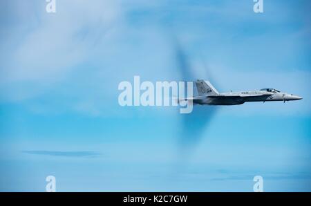 Un U.S. Navy F/A-18E Super Hornet jet fighter aircraft brise le mur du son en survolant la marine américaine de classe Nimitz porte-avions USS George H. W. Bush lors d'une démonstration de puissance, le 10 août 2017 dans l'océan Atlantique. Banque D'Images