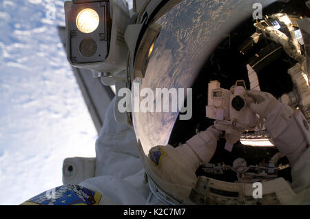 NASA Navette spatiale Columbia STS-114 mission premier membre d'équipage de l'astronaute américain Stephen Robinson prend une photo selfies lors d'une sortie dans l'EVA, le 3 août 2005 dans l'orbite de la Terre. Banque D'Images