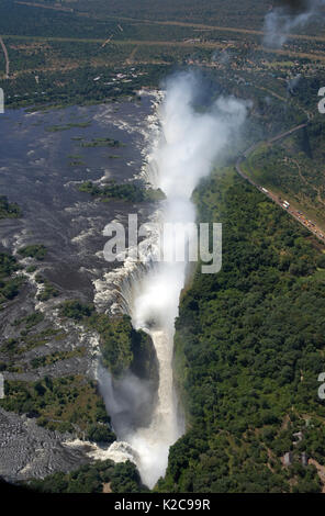 Vue aérienne de Victoria Falls au Zimbabwe d'inondation complète Banque D'Images