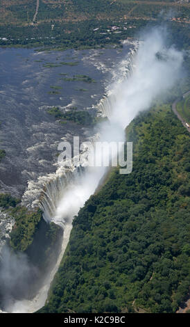 Vue aérienne de Victoria Falls au Zimbabwe d'inondation complète Banque D'Images