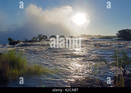 La fin de l'après-midi où le fleuve Zambèze plonge dans la cataracte de l'Est Victoria Falls en Zambie Banque D'Images