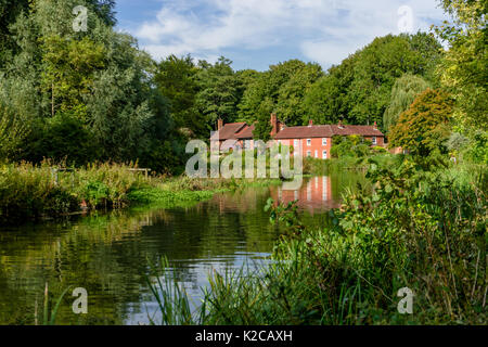 Riverside cottage le long de la rivière Itchen en 2017 Navigation, Winchester, Hampshire, Royaume-Uni Banque D'Images