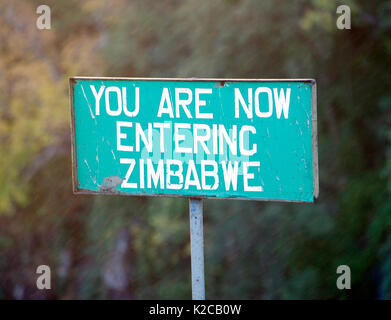 Poteau de signalisation VOUS ÊTES MAINTENANT DANS LE ZIMBABWE Pont de Victoria Falls au Zimbabwe Banque D'Images