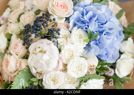 Riche bouquet de pivoines, de roses et de fleurs d'hortensias, feuille verte. Bouquet frais du printemps. Arrière-plan de l'été. Focus sélectif. Banque D'Images