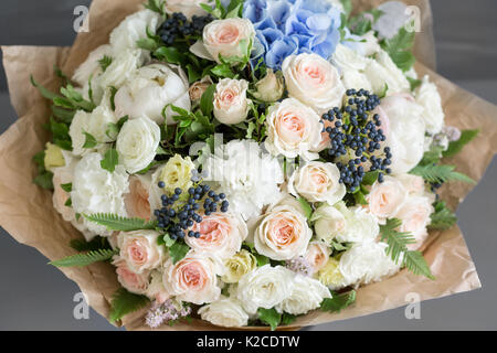 Riche bouquet de pivoines, de roses et de fleurs d'hortensias, feuille verte. Bouquet frais du printemps. Arrière-plan de l'été. Focus sélectif. Banque D'Images