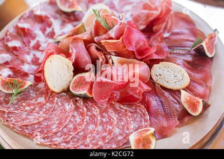 Antipasti italiens et des hors-d'œuvre. board avec tranches de prosciutto, salami, jambon, salami de porc séchées avec des herbes. Banque D'Images