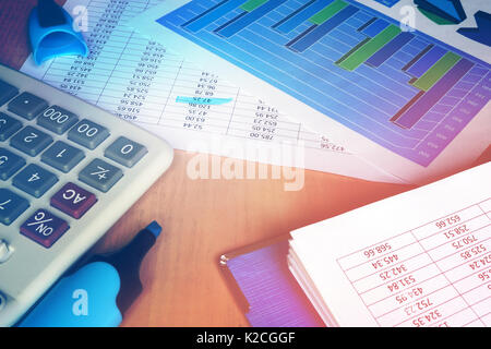 Concept de comptabilité. calculatrice et données financières sur une table de bureau. Banque D'Images