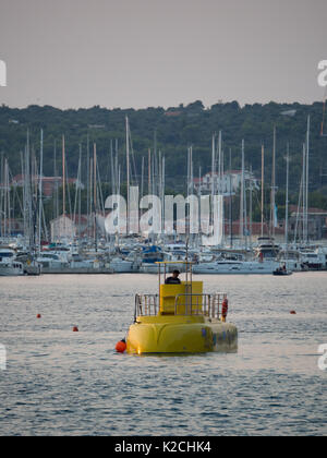 Un petit sous-marin jaune port harbour marina flottante je pilote l'eau de mer au coucher du soleil nouvelles crépuscule, Croatie Banque D'Images