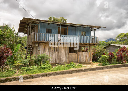 8 juin 2017 Jondachi, Equateur : maison faite de planches et de bambou dans la région amazonienne Banque D'Images