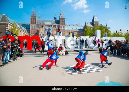 Amsterdam, Pays-Bas - 20 avril 2017 : le break dance dans les rues de la ville d'amsterdam. festival de rue breakdance. Banque D'Images