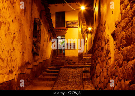 Raide étroite rue pavée, Calle Ccoricalle la nuit, Cusco, Pérou, Amérique du Sud Banque D'Images