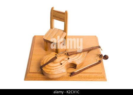 Old vintage retro cassé en bois petit violon jaune sur le stand avec chaise isolées sur fond blanc. Banque D'Images