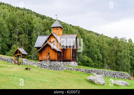 Uvdal, Norvège - 15 août 2017 : Voyage documentaire de l'ancienne église et ses environs. Ici l'église vu sur la pente avec la forêt dans backg Banque D'Images