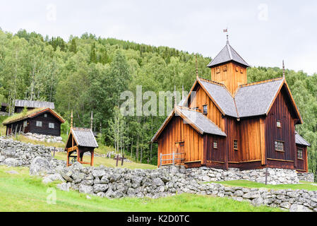 Uvdal, Norvège - 15 août 2017 : Voyage documentaire de l'ancienne église et ses environs. Ici l'église vu sur la pente avec la forêt dans backg Banque D'Images