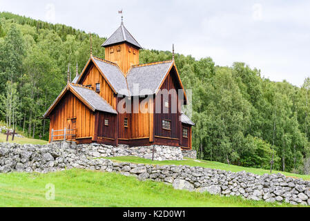 Uvdal, Norvège - 15 août 2017 : Voyage documentaire de l'ancienne église et ses environs. Ici l'église vu sur la pente avec la forêt dans backg Banque D'Images