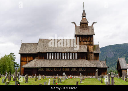 Uvdal, Norvège - 15 août 2017 : Voyage documentaire de l'église du village à partir de 1893, avec l'environnement. Paysage de montagne en arrière-plan. Banque D'Images