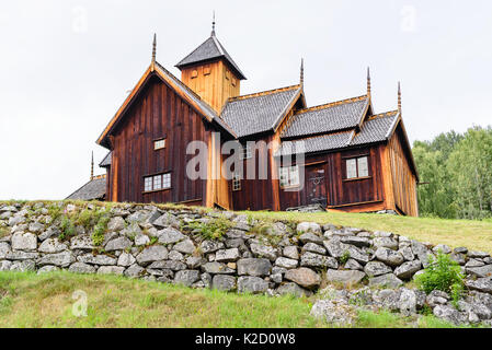 Uvdal, Norvège - 15 août 2017 : Voyage documentaire de l'ancienne église et ses environs. Ici l'église vu sur la pente avec la forêt dans backg Banque D'Images