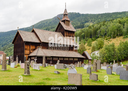 Uvdal, Norvège - 15 août 2017 : Voyage documentaire de l'église du village à partir de 1893, avec l'environnement. Paysage de montagne en arrière-plan. Banque D'Images