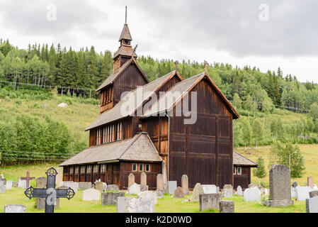 Uvdal, Norvège - 15 août 2017 : Voyage documentaire de l'église du village à partir de 1893, avec l'environnement. Paysage de montagne en arrière-plan. Banque D'Images