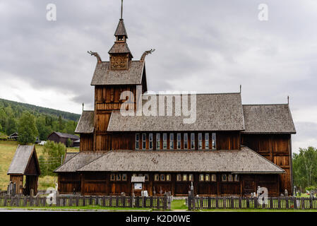 Uvdal, Norvège - 15 août 2017 : Voyage documentaire de l'église du village à partir de 1893, avec l'environnement. Paysage de montagne en arrière-plan. Banque D'Images