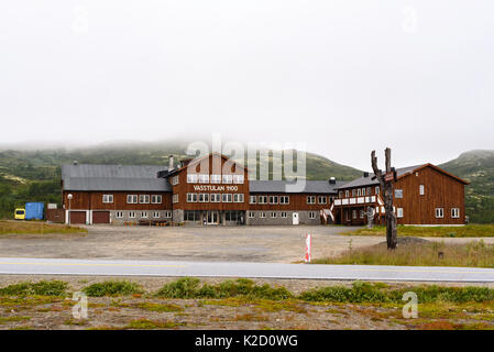 Uvdal, Norvège - 15 août 2017 : Voyage d'Vasstulan 1100 documentaire restaurant avec Foggy Mountain en arrière-plan du paysage. Banque D'Images