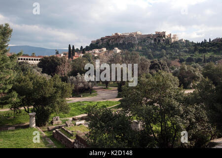 La colline de l'Acropole et de l'acropole d'Athènes vus de Thiseio. Dans le coin gauche est Plaka, un vieux quartier historique d'Athènes, Attique, Athènes, Grèce, Méditerranée, janvier 2011. Banque D'Images