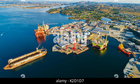 Les plates-formes pétrolières sous maintenance près de Bergen, Norvège. Banque D'Images