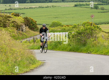 Jeune homme sur le vélo Le vélo jusqu'Dreva Hill, Cycle Droit Brésil Skinny Tweed 2017 cyclosportive, Peebles, Scottish Borders, Scotland, UK Banque D'Images