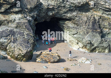 Merlins caverne sur tintagel haven beach, Cornwall, England, UK. Banque D'Images