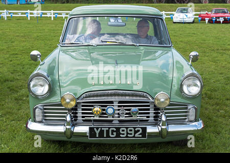 Une ford zodiac à un salon de voitures Banque D'Images