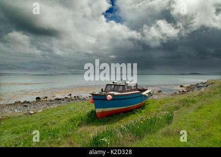 Vieux bateau sur les rives du Loch, baies Berneray, Hébrides, Ecosse, Royaume-Uni, juin. Banque D'Images