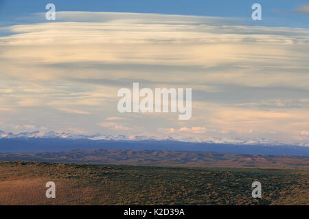 Les armoises-steppe et les nuages, le comté de Sublette, Wyoming, USA, juin. Banque D'Images