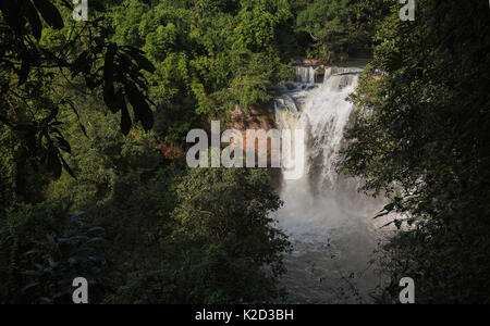 Heo Suwat Cascade, parc national Khao Yai, Thaïlande, octobre 2013. Banque D'Images