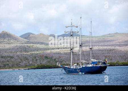 Voilier au large de l'île Cormorant Point, Floreana, Galapagos Islands, à l'Est de l'Océan Pacifique Banque D'Images