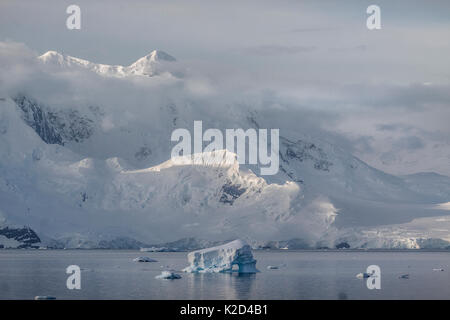 Les nuages filandreux faible autour de montagnes au-dessus de la baie Wilhelmina, Péninsule Antarctique, l'Antarctique, janvier 2012. Banque D'Images