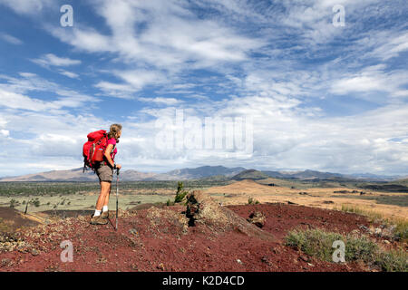 La Randonnée de printemps Vicky piste sauvage dans les cratères de la Lune National Monument, Colorado, USA, juillet 2015. Parution du modèle. Banque D'Images