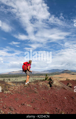 La Randonnée de printemps Vicky piste sauvage dans les cratères de la Lune National Monument, Colorado, USA, juillet 2015. Parution du modèle. Banque D'Images