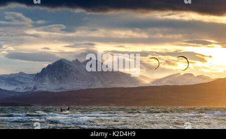 Deux personnes le kitesurf sur Rossfjordsvatnet, Lagnes, Troms, Norvège, octobre 2014. Banque D'Images