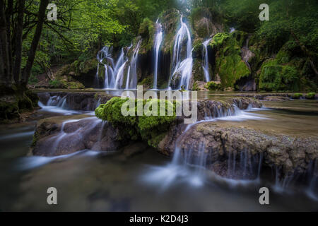 Vue sur la Cascade des tufs, LES PLANCHES PRES ARBOIS, Jura, France, mai 2014. Banque D'Images