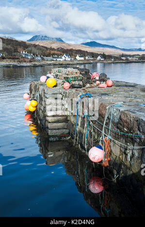 Des casiers à homard et de bouées sur une jetée à Craighouse, Jura, Hébrides intérieures, l'Écosse, avril 2014. Banque D'Images