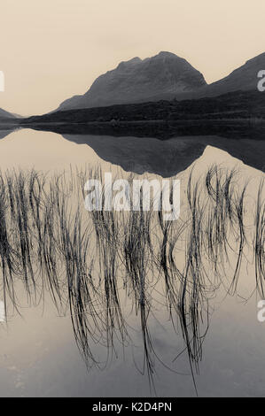 Liathach reflète dans l'eau du Loch clair au crépuscule, Wester Ross, Scotland, UK, novembre. Banque D'Images