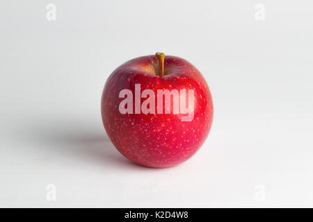Close-up view of fresh pomme rouge sur fond blanc Banque D'Images