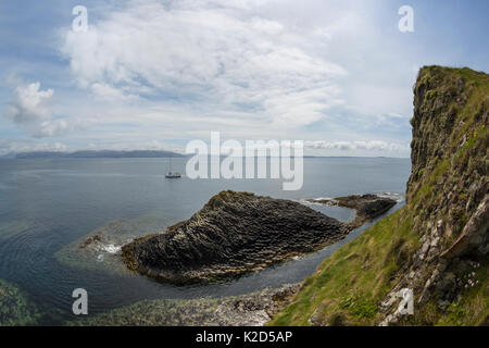 Vue vers le bas de colonnes de basalte sur la côte, Staffa, Hébrides intérieures, Écosse, Royaume-Uni, juin 2015 Banque D'Images