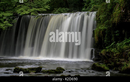 Sgwd Ddwli Uchaf, une cascade de la rivière (Afon) Nedd Fechan, dans la vallée de Neath, Juin 2015 Banque D'Images